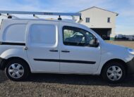 Renault Kangoo officina mobile bianco con scaffalature interne e banco morsa