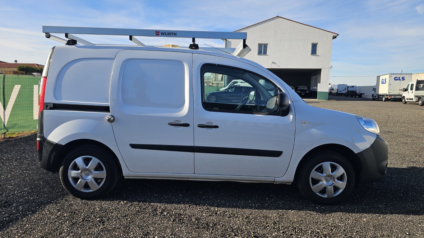 Renault Kangoo officina mobile bianco con scaffalature interne e banco morsa