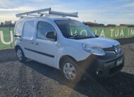 Renault Kangoo officina mobile bianco con scaffalature interne e banco morsa