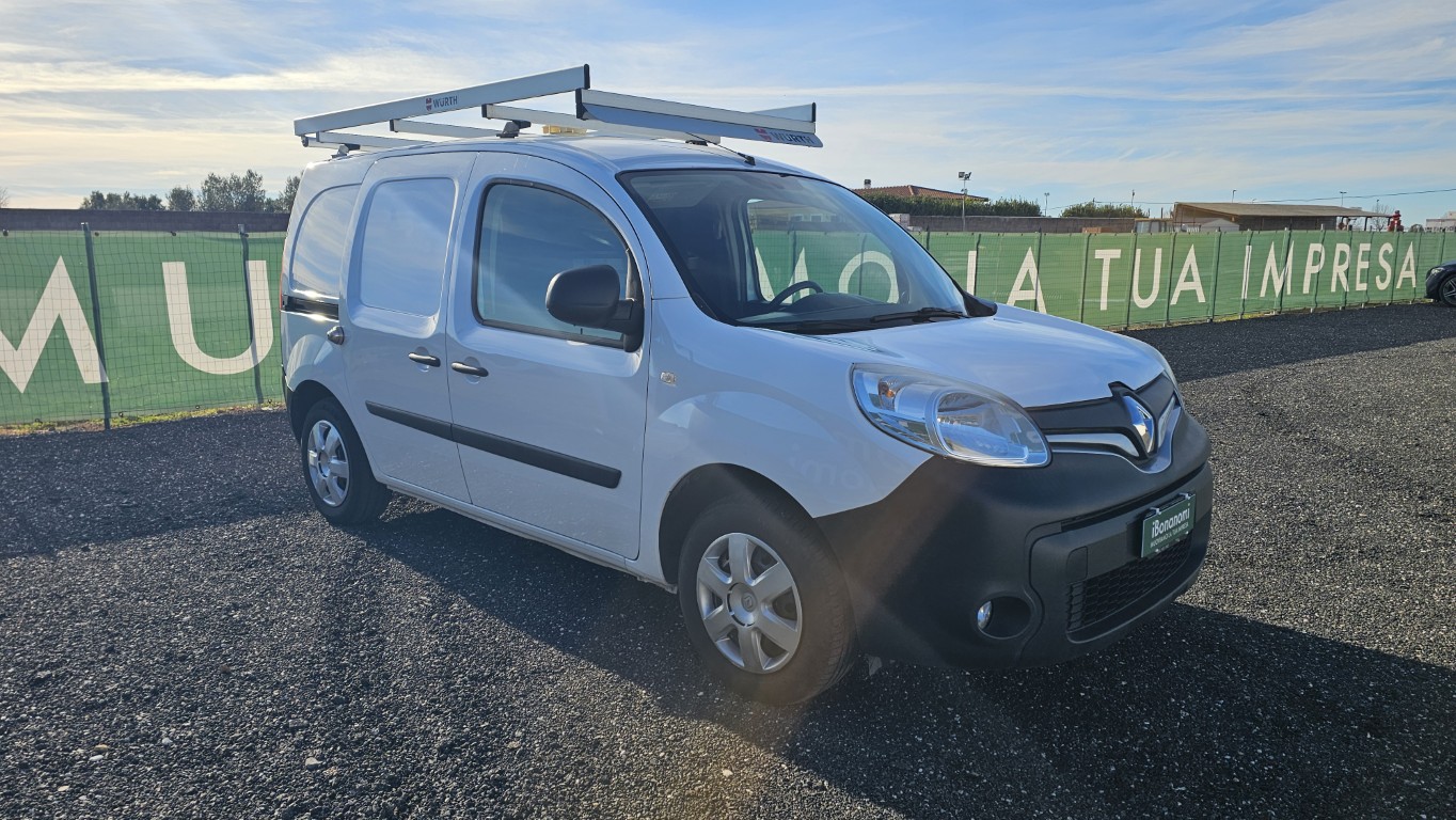 Renault Kangoo officina mobile bianco con scaffalature interne e banco morsa