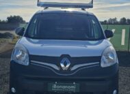 Renault Kangoo officina mobile bianco con scaffalature interne e banco morsa