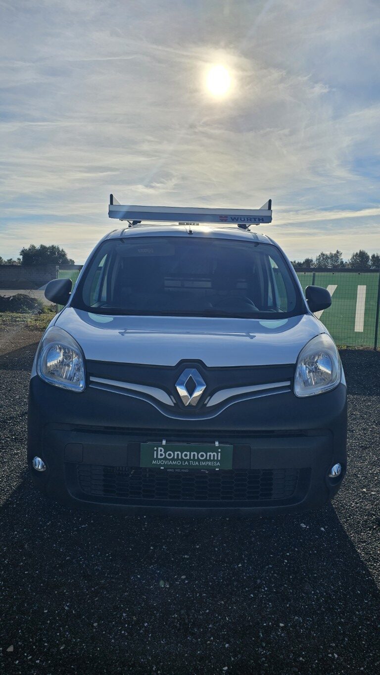 Renault Kangoo officina mobile bianco con scaffalature interne e banco morsa
