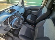 Renault Kangoo officina mobile bianco con scaffalature interne e banco morsa