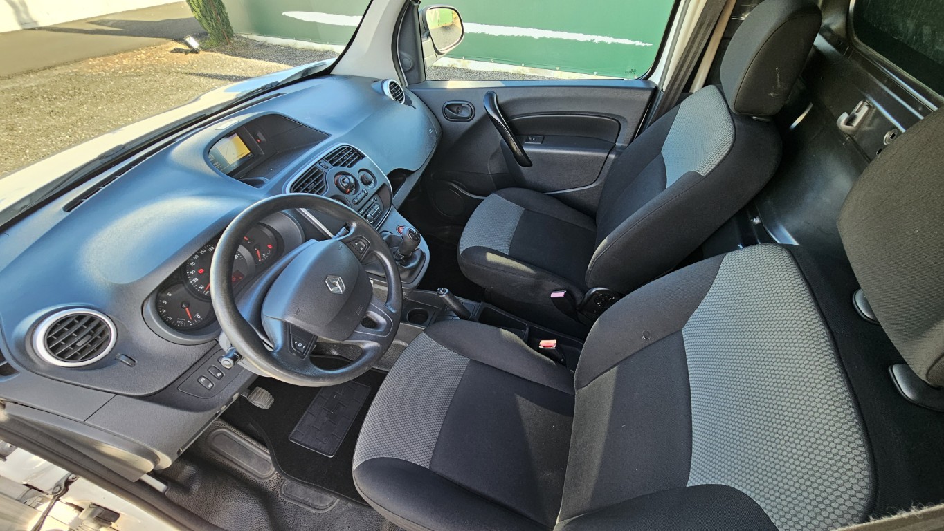 Renault Kangoo officina mobile bianco con scaffalature interne e banco morsa
