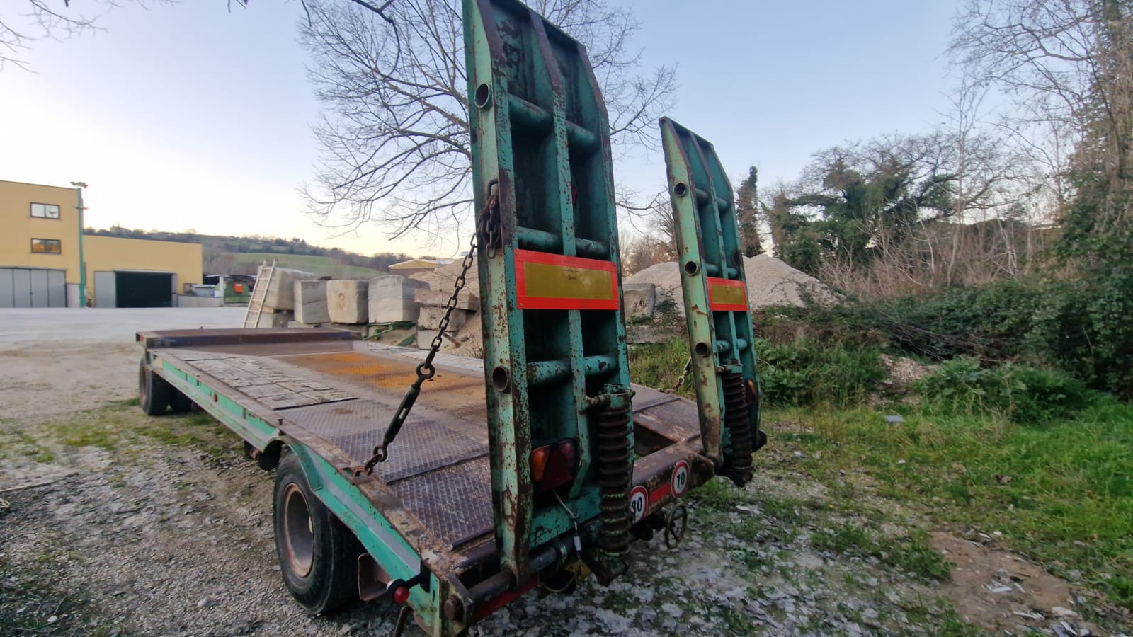 Rimorchio 2 assi CTC verde con rampe a molla posteriori per trasporto macchinari industriali
