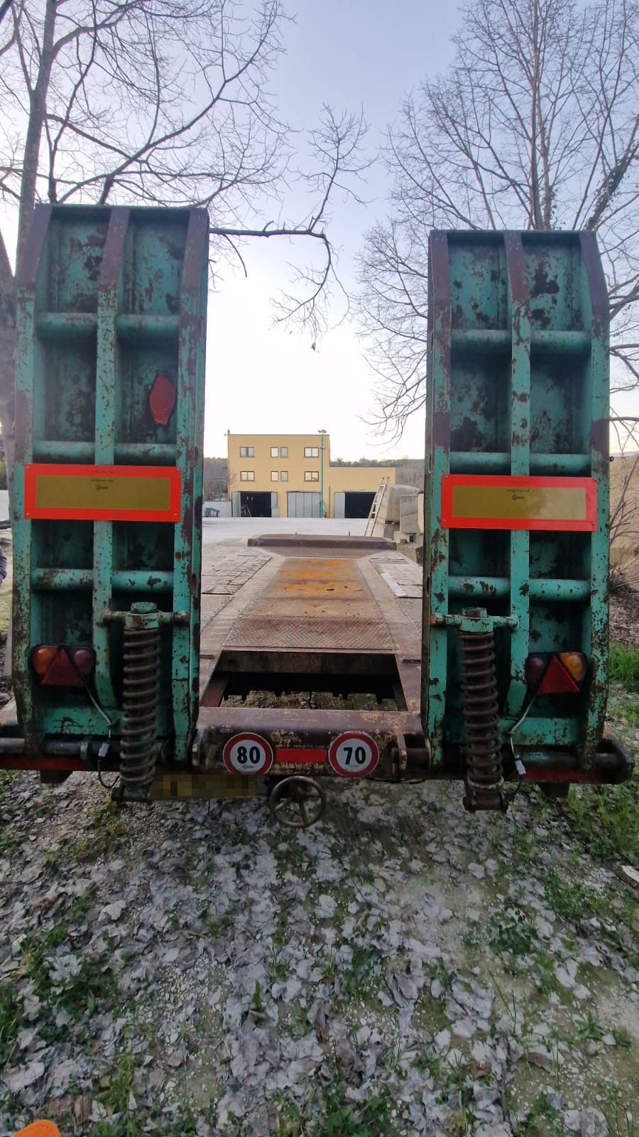 Rimorchio 2 assi CTC verde con rampe a molla posteriori per trasporto macchinari industriali