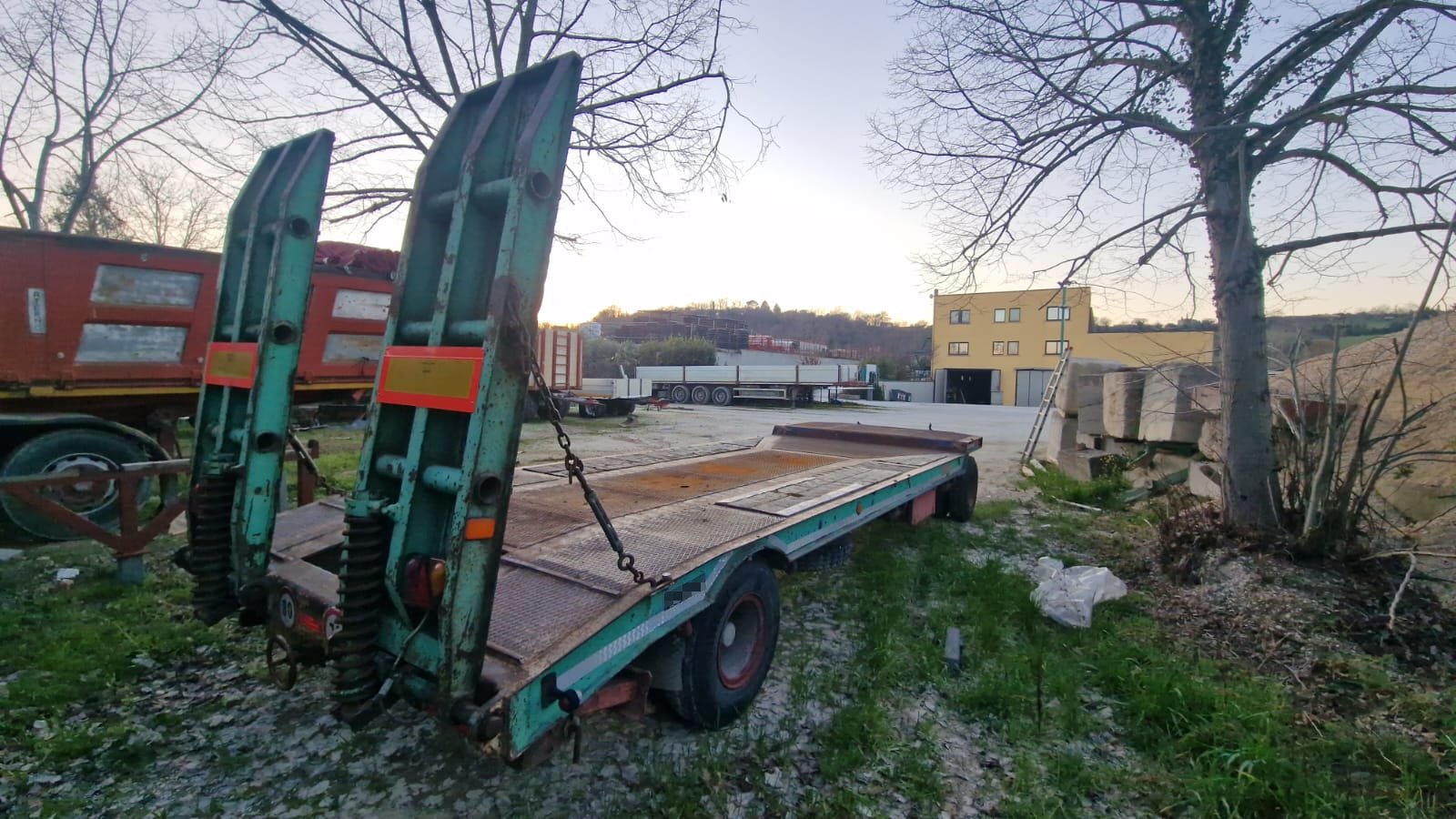 Rimorchio 2 assi CTC verde con rampe a molla posteriori per trasporto macchinari industriali