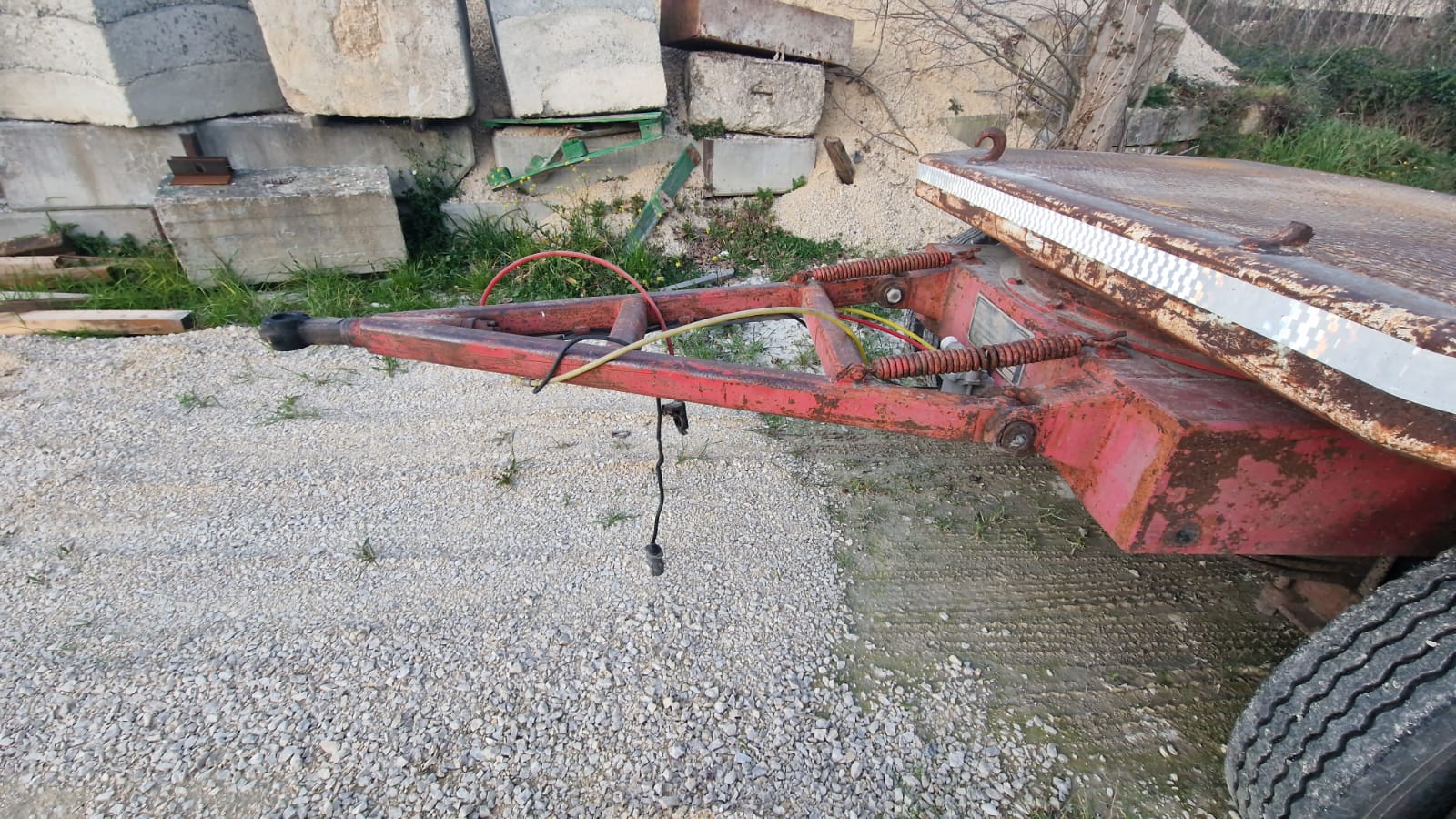 Rimorchio 2 assi CTC verde con rampe a molla posteriori per trasporto macchinari industriali