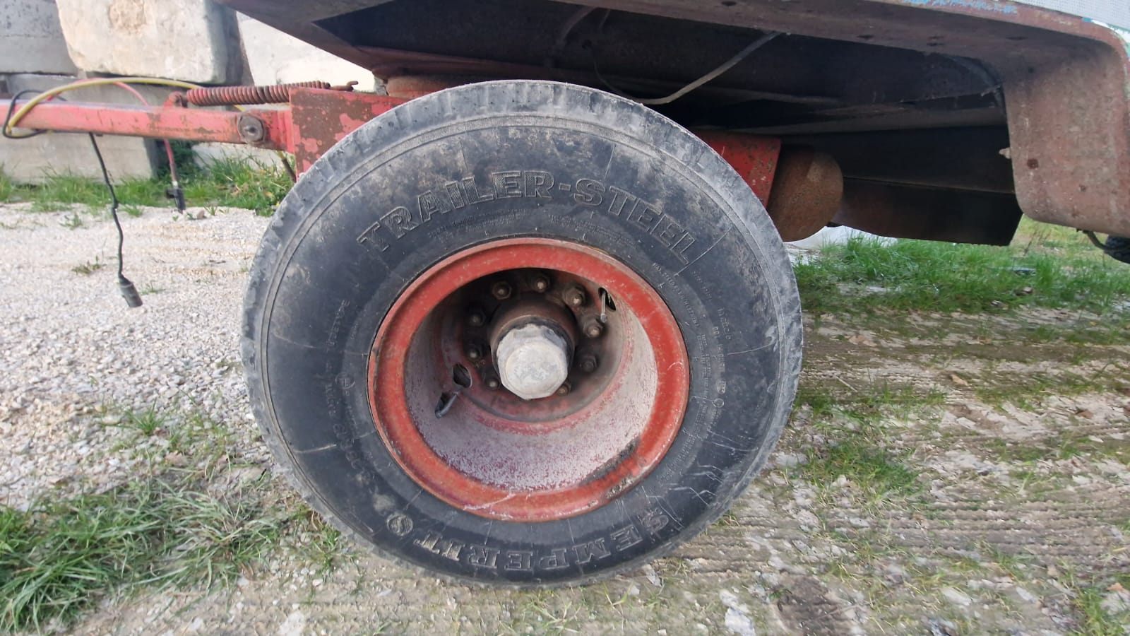 Rimorchio 2 assi CTC verde con rampe a molla posteriori per trasporto macchinari industriali