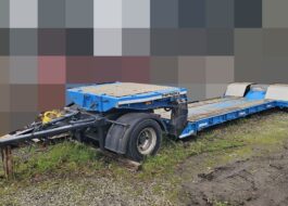 Rimorchio ribassato Bertoja con collo staccabile e piano di carico allungabile