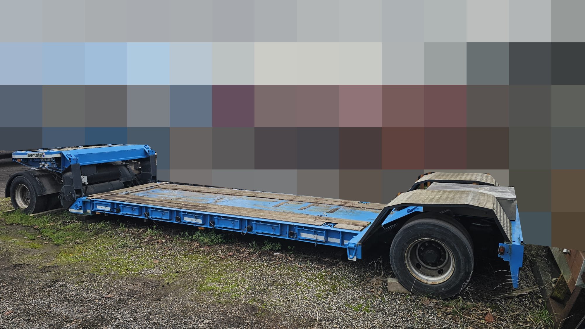 Rimorchio ribassato Bertoja con collo staccabile e piano di carico allungabile