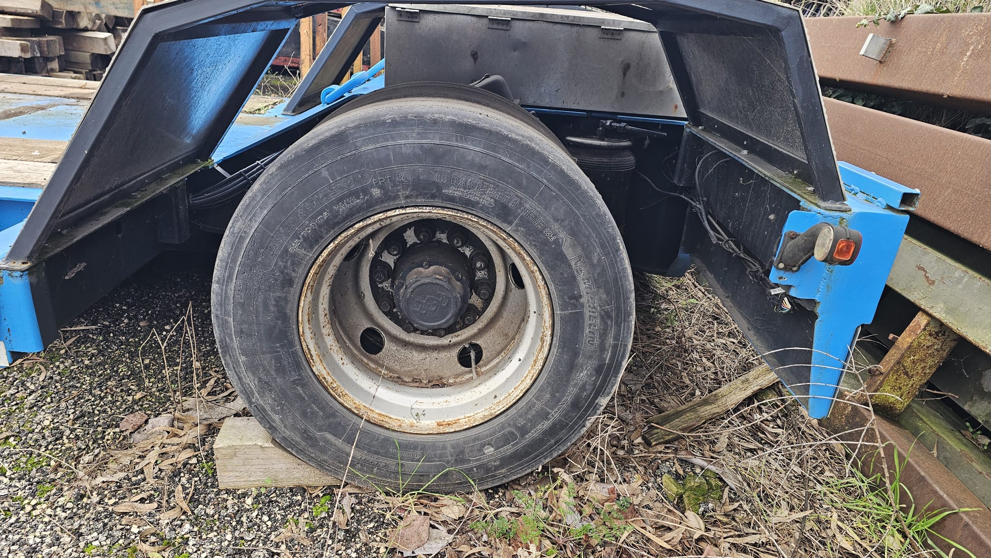 Rimorchio ribassato Bertoja con collo staccabile e piano di carico allungabile