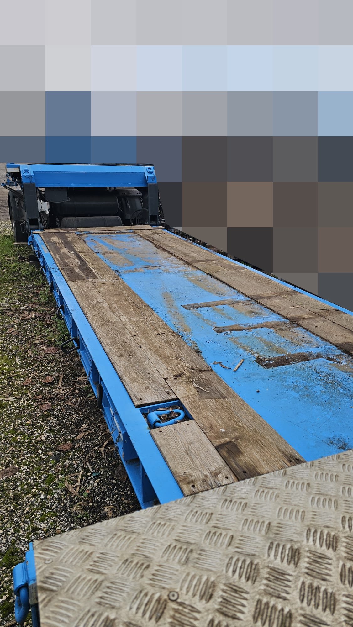 Rimorchio ribassato Bertoja con collo staccabile e piano di carico allungabile