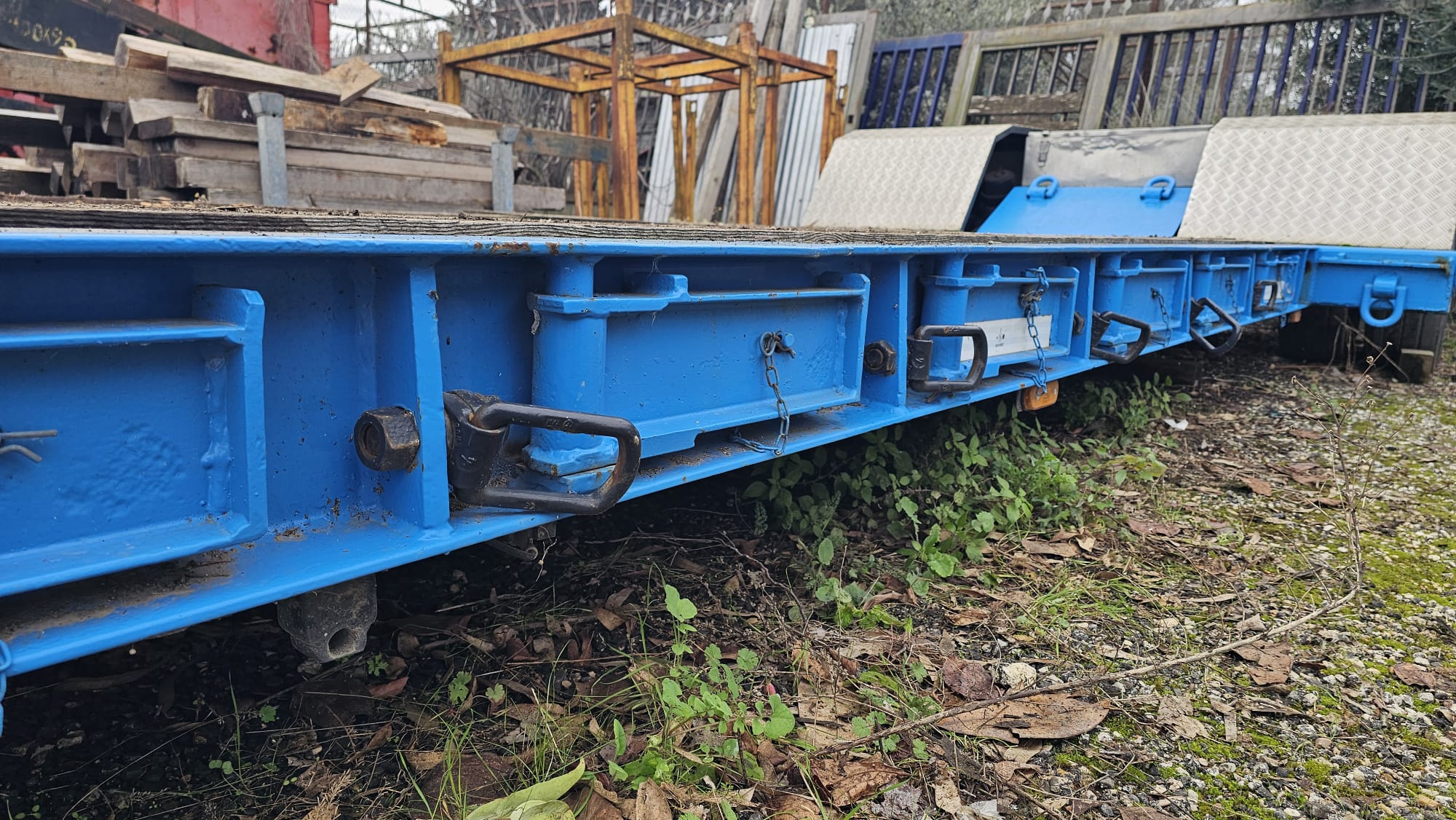 Rimorchio ribassato Bertoja con collo staccabile e piano di carico allungabile