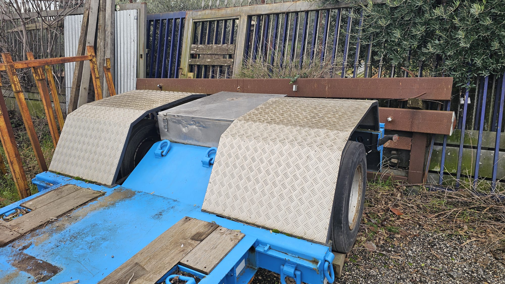 Rimorchio ribassato Bertoja con collo staccabile e piano di carico allungabile