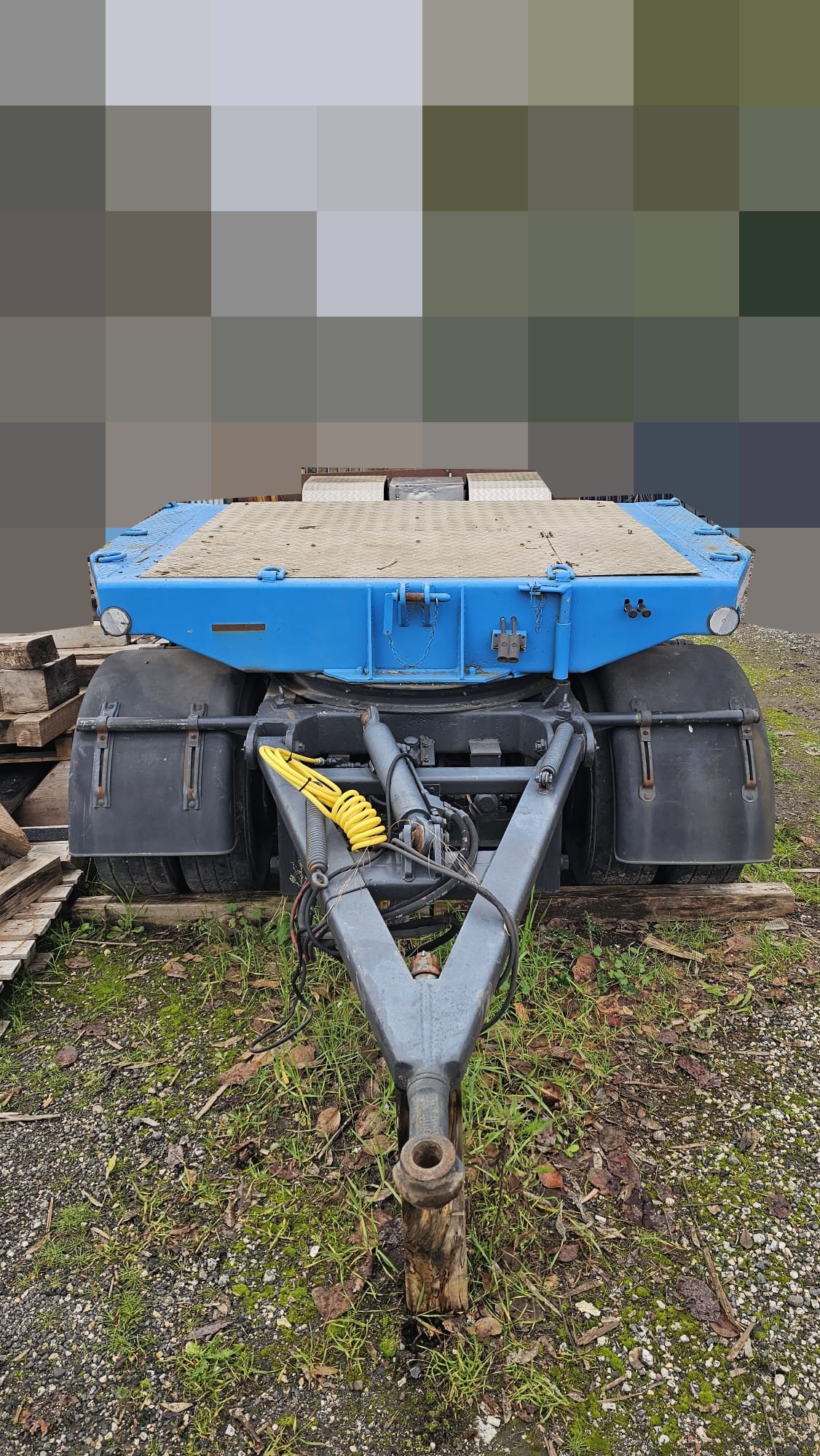 Rimorchio ribassato Bertoja con collo staccabile e piano di carico allungabile