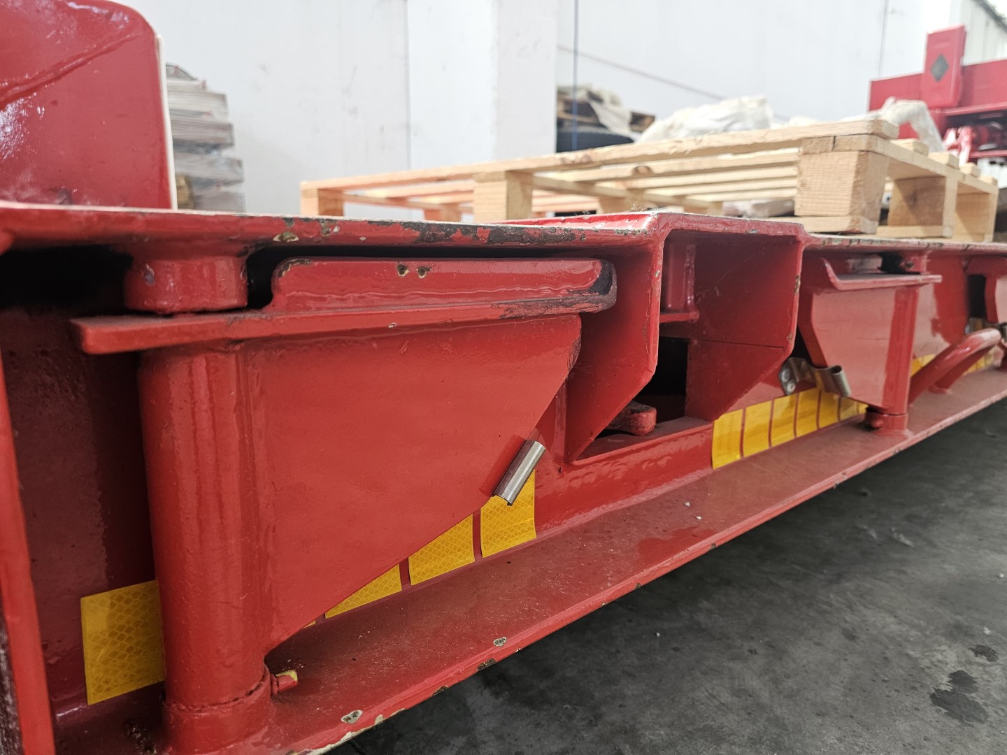 Semirimorchio rosso carrellone Goldhofer 4 assi con vasca culla allungabile e collo staccabile