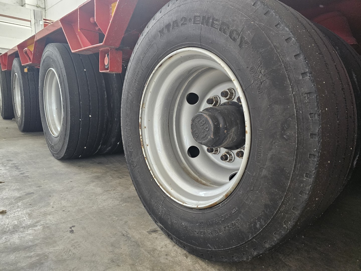 Semirimorchio rosso carrellone Goldhofer 4 assi con vasca culla allungabile e collo staccabile