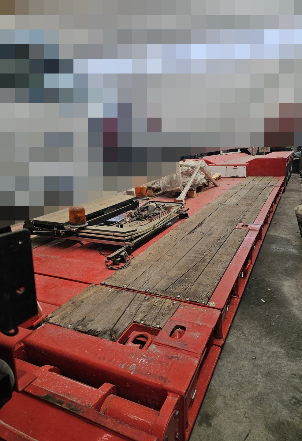 Semirimorchio rosso carrellone Goldhofer 4 assi con vasca culla allungabile e collo staccabile