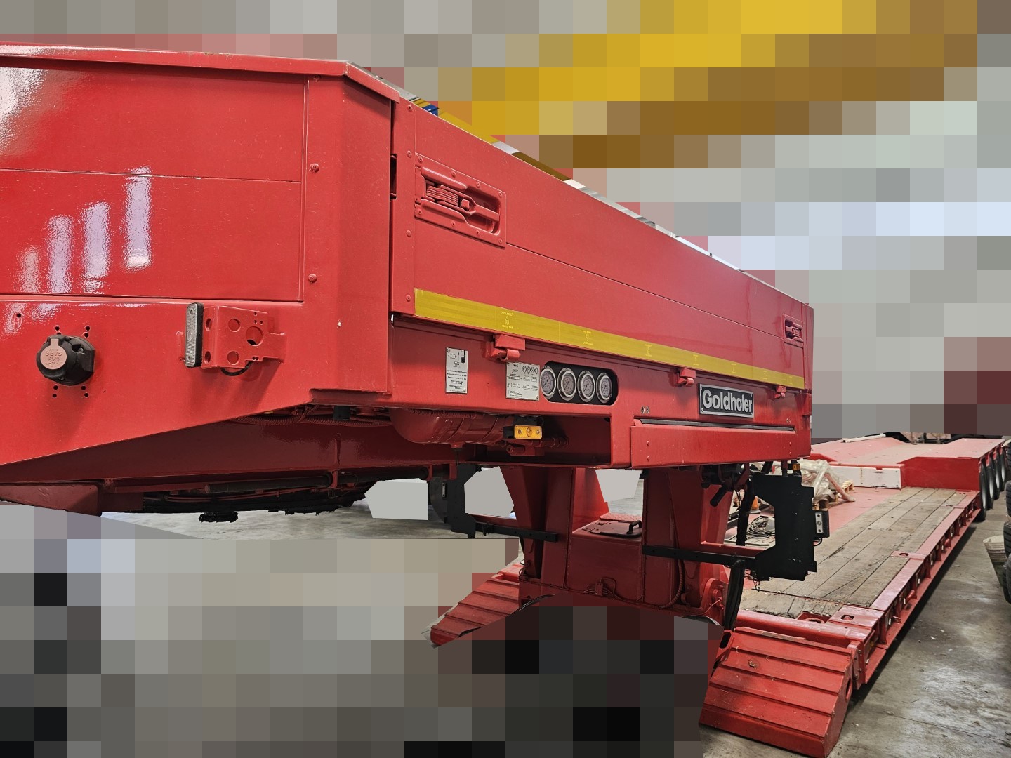 Semirimorchio rosso carrellone Goldhofer 4 assi con vasca culla allungabile e collo staccabile
