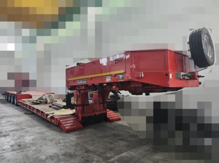 Semirimorchio rosso carrellone Goldhofer 4 assi con vasca culla allungabile e collo staccabile