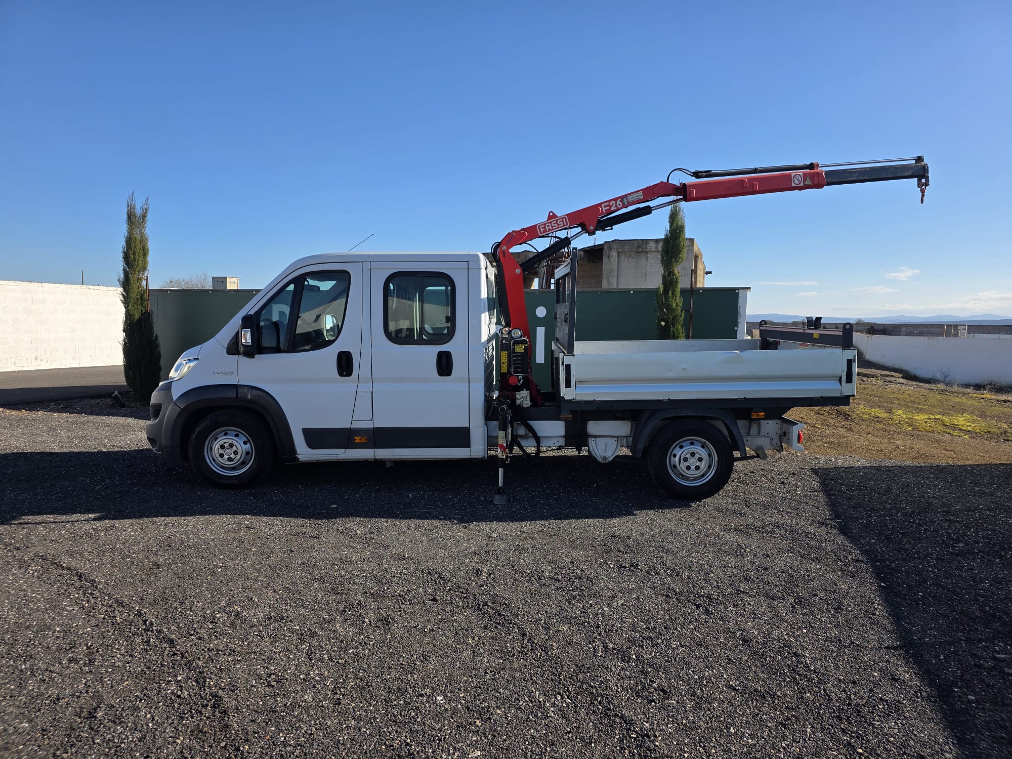 Fiat Ducato 7 posti con cassone e gru Fassi F26 usato 2018