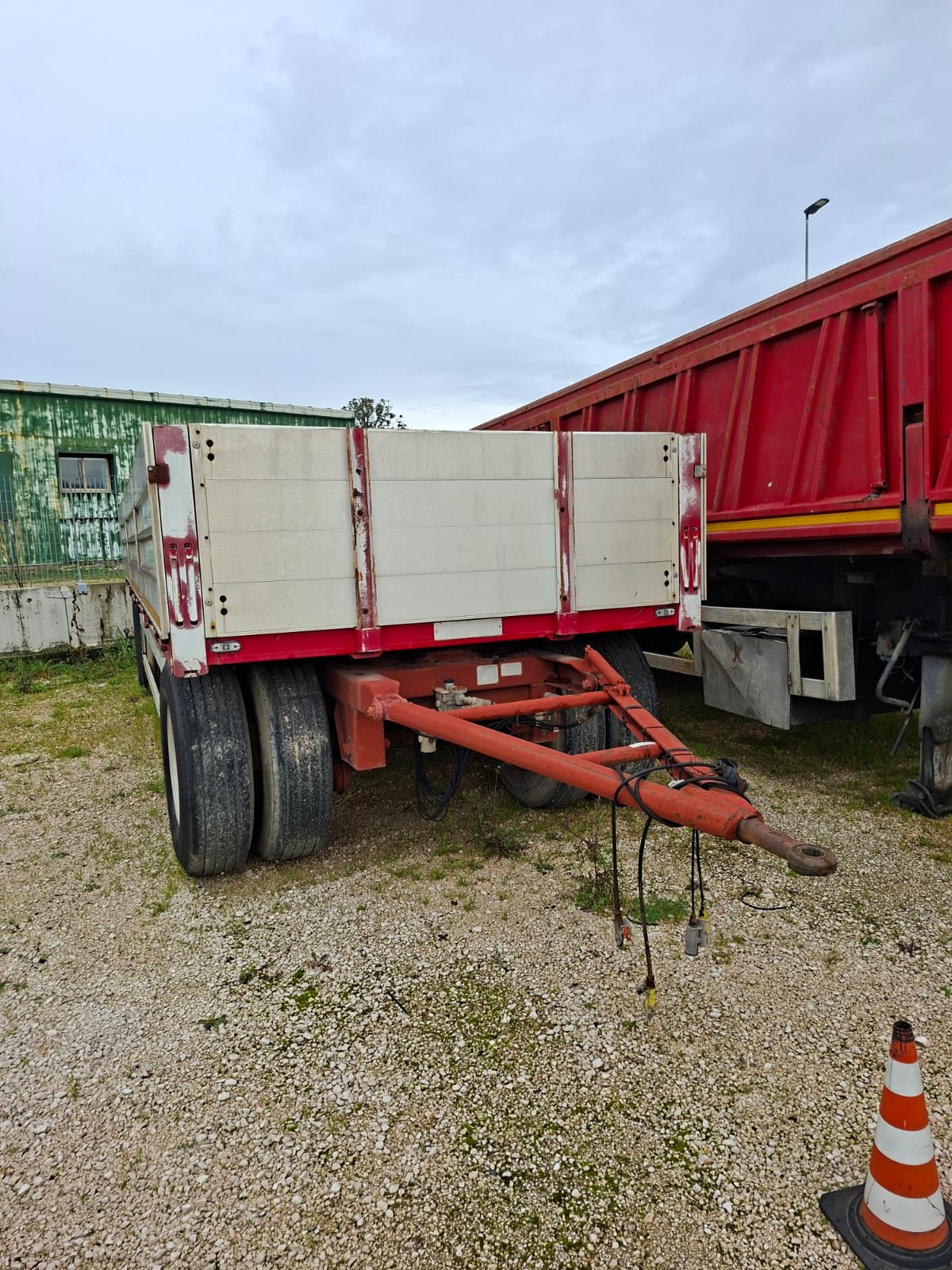 Rimorchio Cardi 2 assi con sponde in alluminio e freni a disco