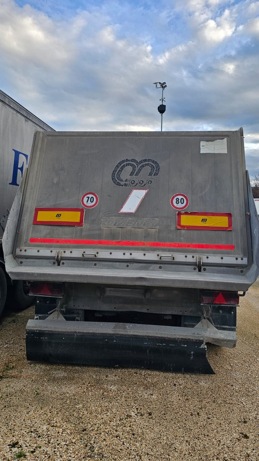 Semirimorchio ribaltabile Menci con cassa in alluminio da 26mc e telo elettrico Cramaro