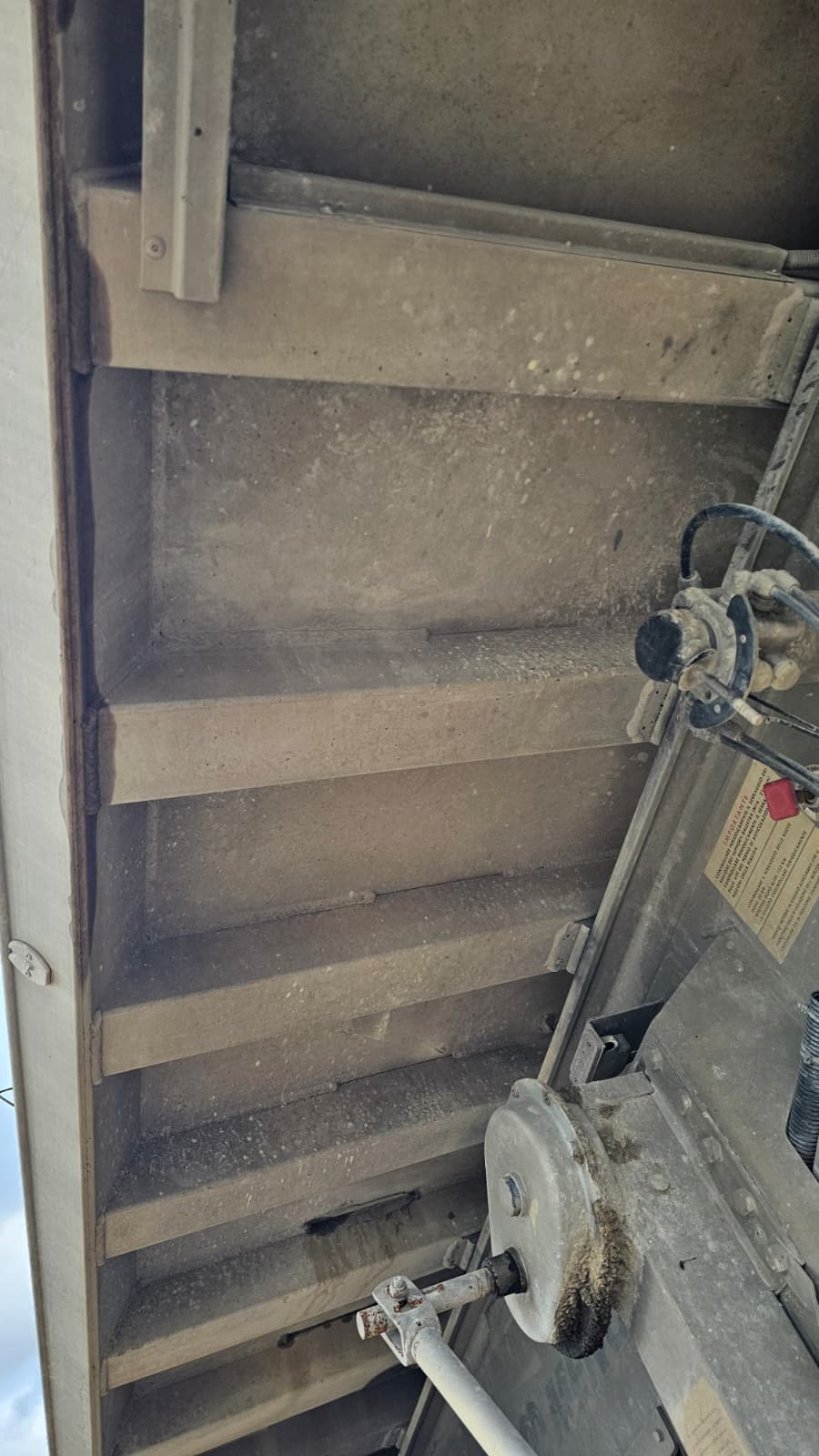 Semirimorchio ribaltabile Menci con cassa in alluminio da 26mc e telo elettrico Cramaro