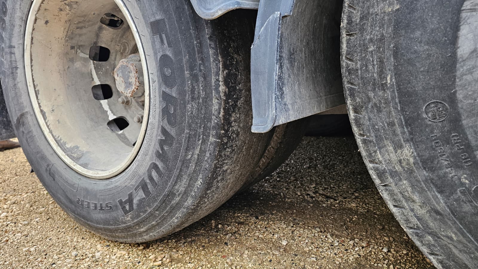 Semirimorchio ribaltabile Menci con cassa in alluminio da 26mc e telo elettrico Cramaro