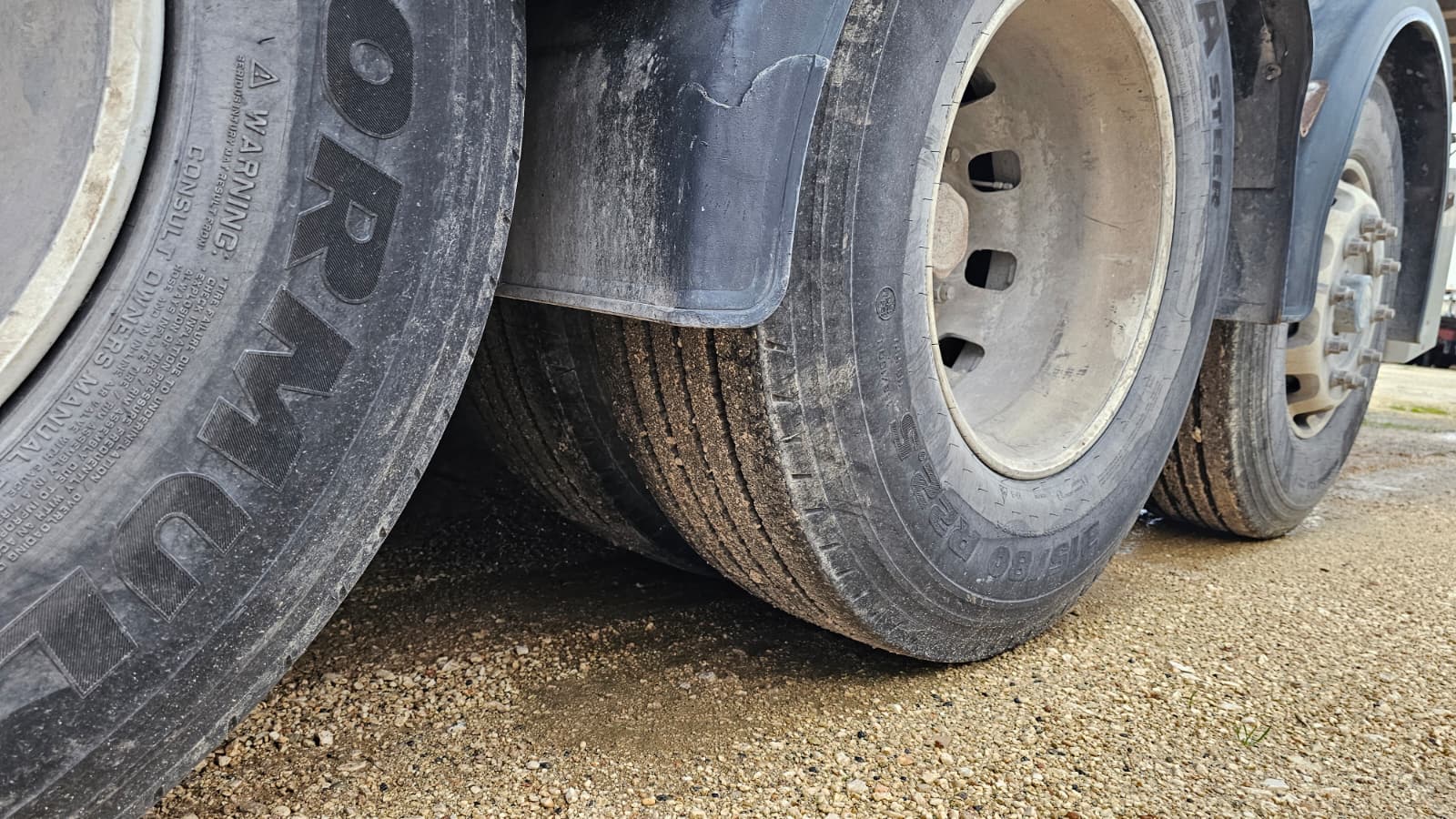 Semirimorchio ribaltabile Menci con cassa in alluminio da 26mc e telo elettrico Cramaro