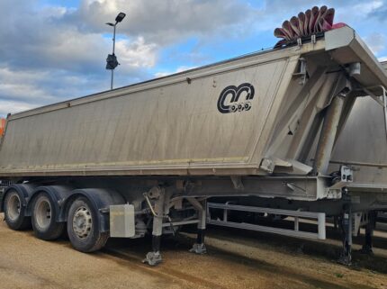 Semirimorchio ribaltabile Menci con cassa in alluminio da 26mc e telo elettrico Cramaro