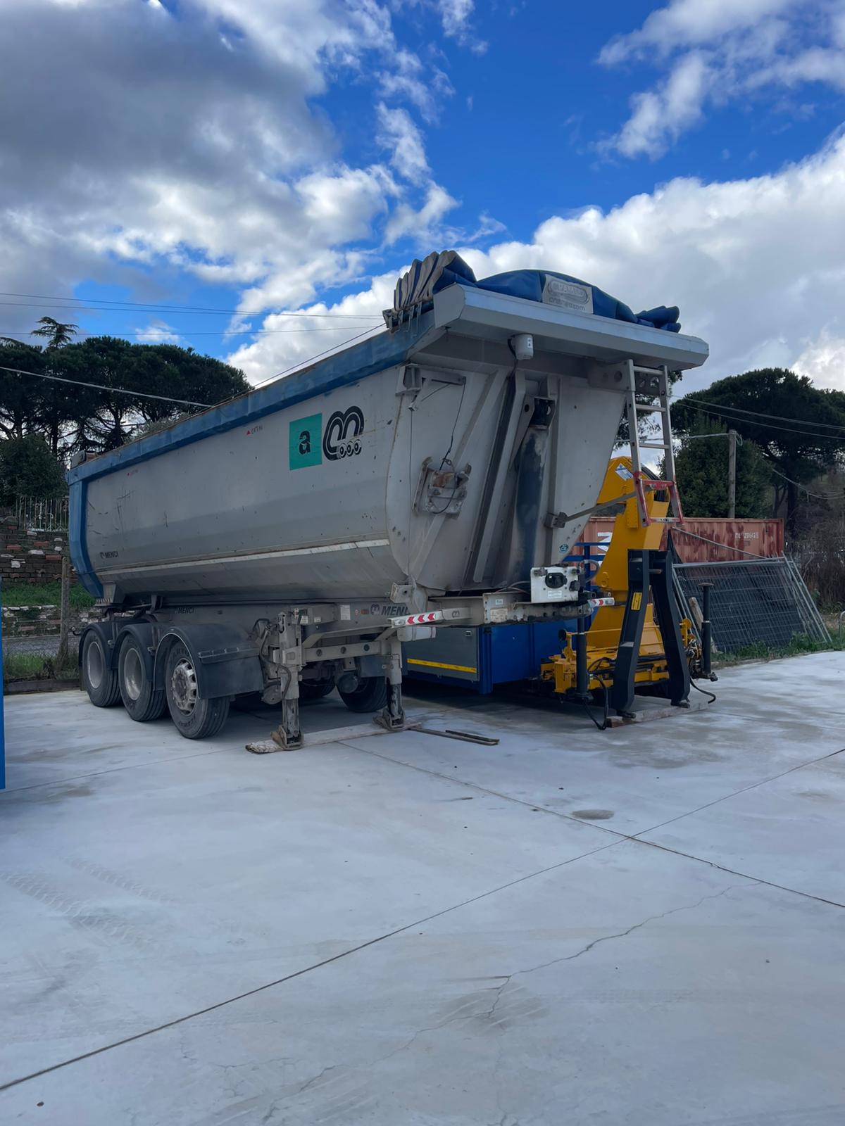 Semirimorchio vasca Menci usato 26mc3 anno 2008 in ferro