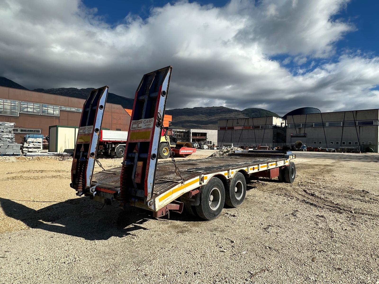 Rimorchio CTC rampe mezzo dopera 3 assi usato portata 264 quintali