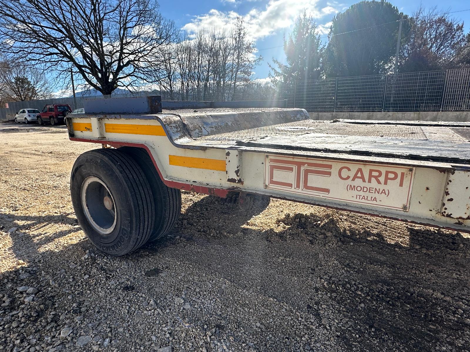 Rimorchio CTC rampe mezzo dopera 3 assi usato portata 264 quintali