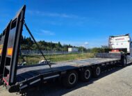 Semirimorchio carrellone ribassato usato Cometto 3 assi con rampe posteriori, colore nero