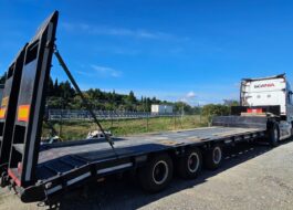 Semirimorchio carrellone ribassato usato Cometto 3 assi con rampe posteriori, colore nero