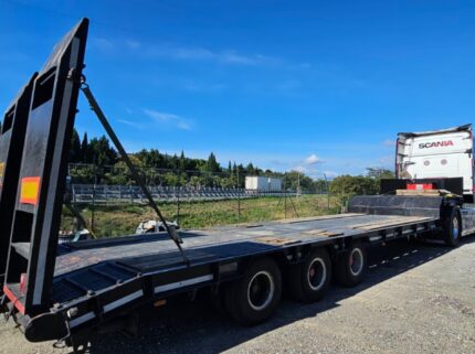 Semirimorchio carrellone ribassato usato Cometto 3 assi con rampe posteriori, colore nero