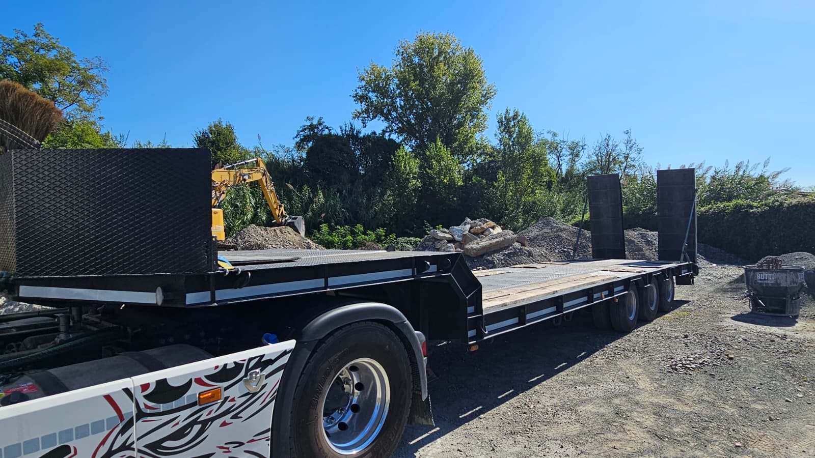 Semirimorchio carrellone ribassato usato Cometto 3 assi con rampe posteriori, colore nero