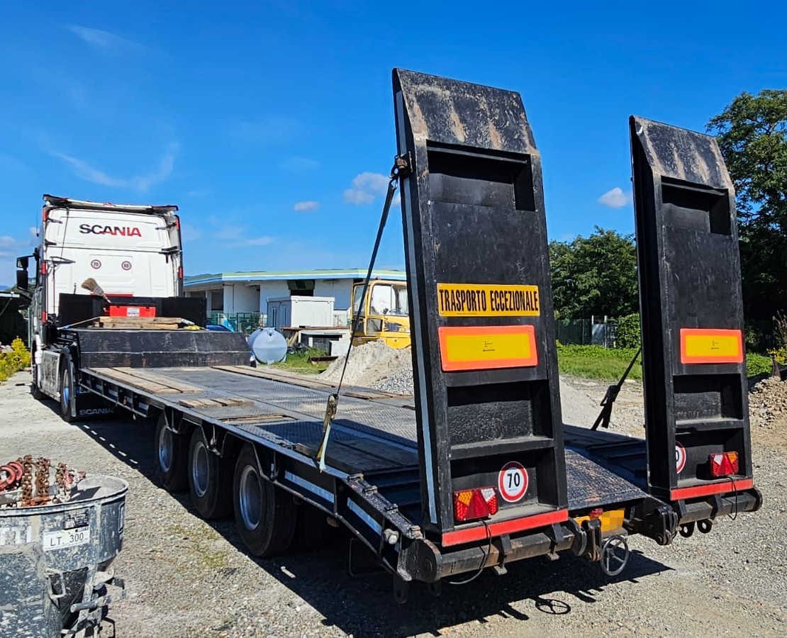 Semirimorchio carrellone ribassato usato Cometto 3 assi con rampe posteriori, colore nero