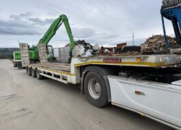 Alt: Semirimorchio carrellone con rampe allungabile De Angelis esteso 19 metri