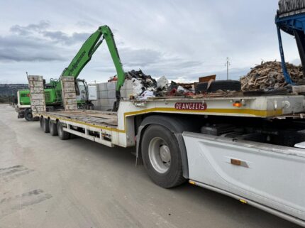 Alt: Semirimorchio carrellone con rampe allungabile De Angelis esteso 19 metri