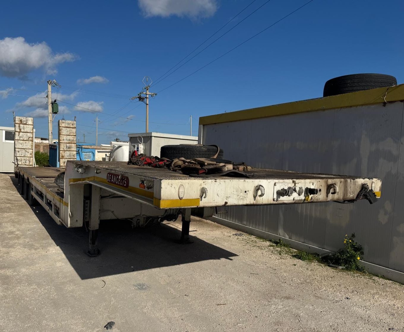 Alt: Semirimorchio carrellone con rampe allungabile De Angelis esteso 19 metri