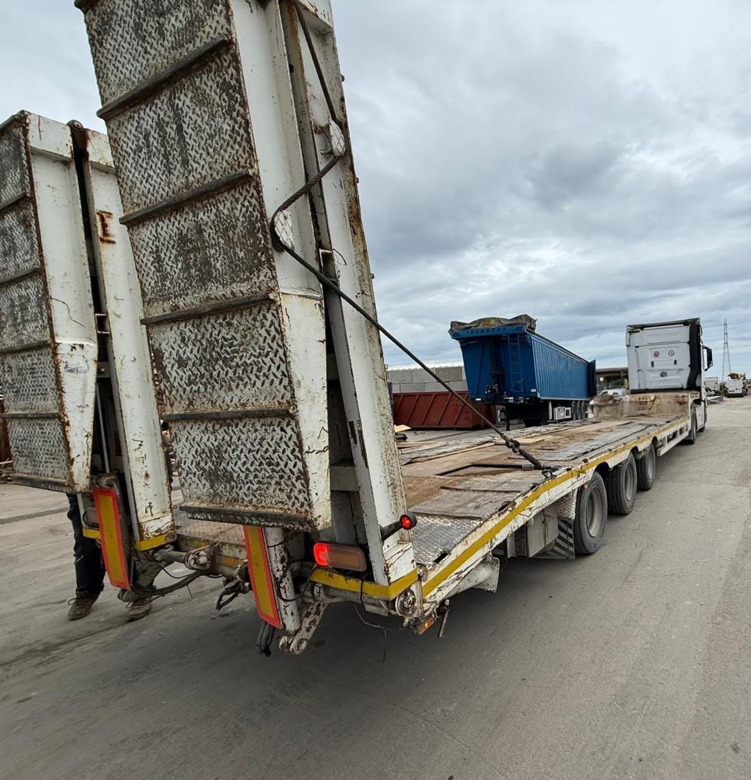 Alt: Semirimorchio carrellone con rampe allungabile De Angelis esteso 19 metri