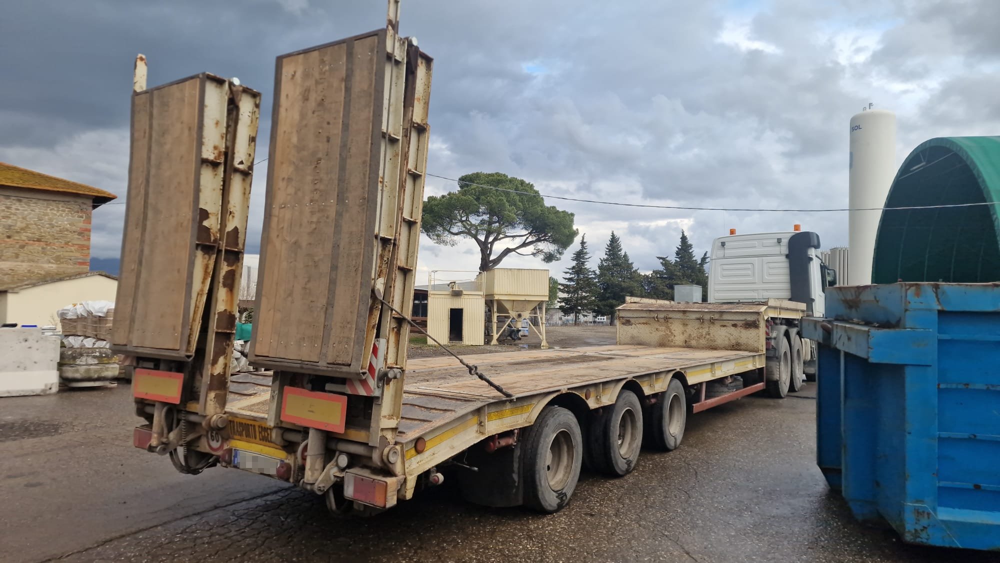 Bertoja mezzo d’opera rampe idrauliche semirimorchio carrellone 3 assi