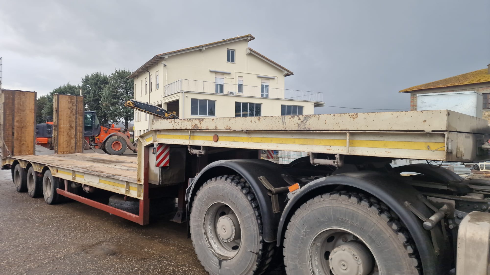 Bertoja mezzo d’opera rampe idrauliche semirimorchio carrellone 3 assi