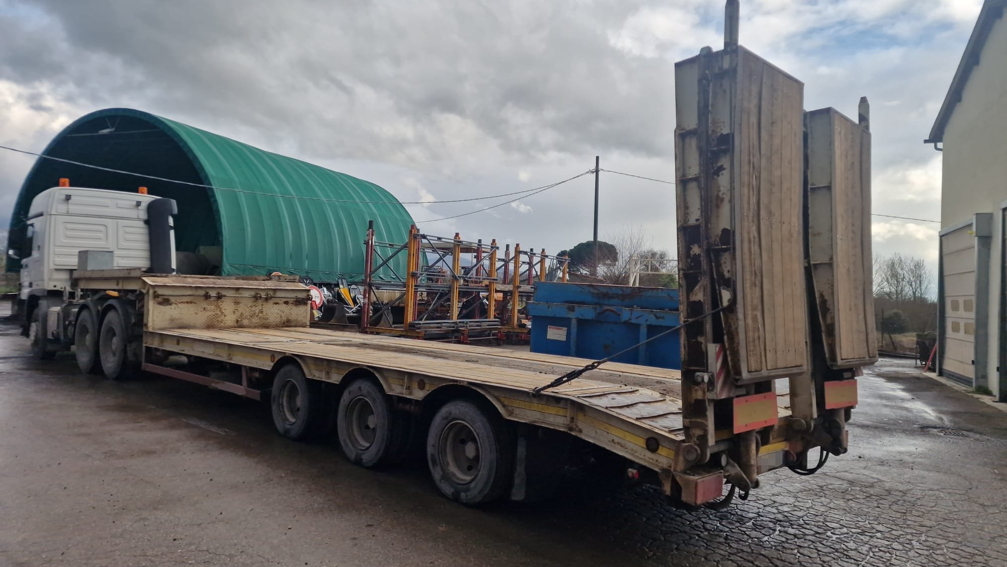 Bertoja mezzo d’opera rampe idrauliche semirimorchio carrellone 3 assi