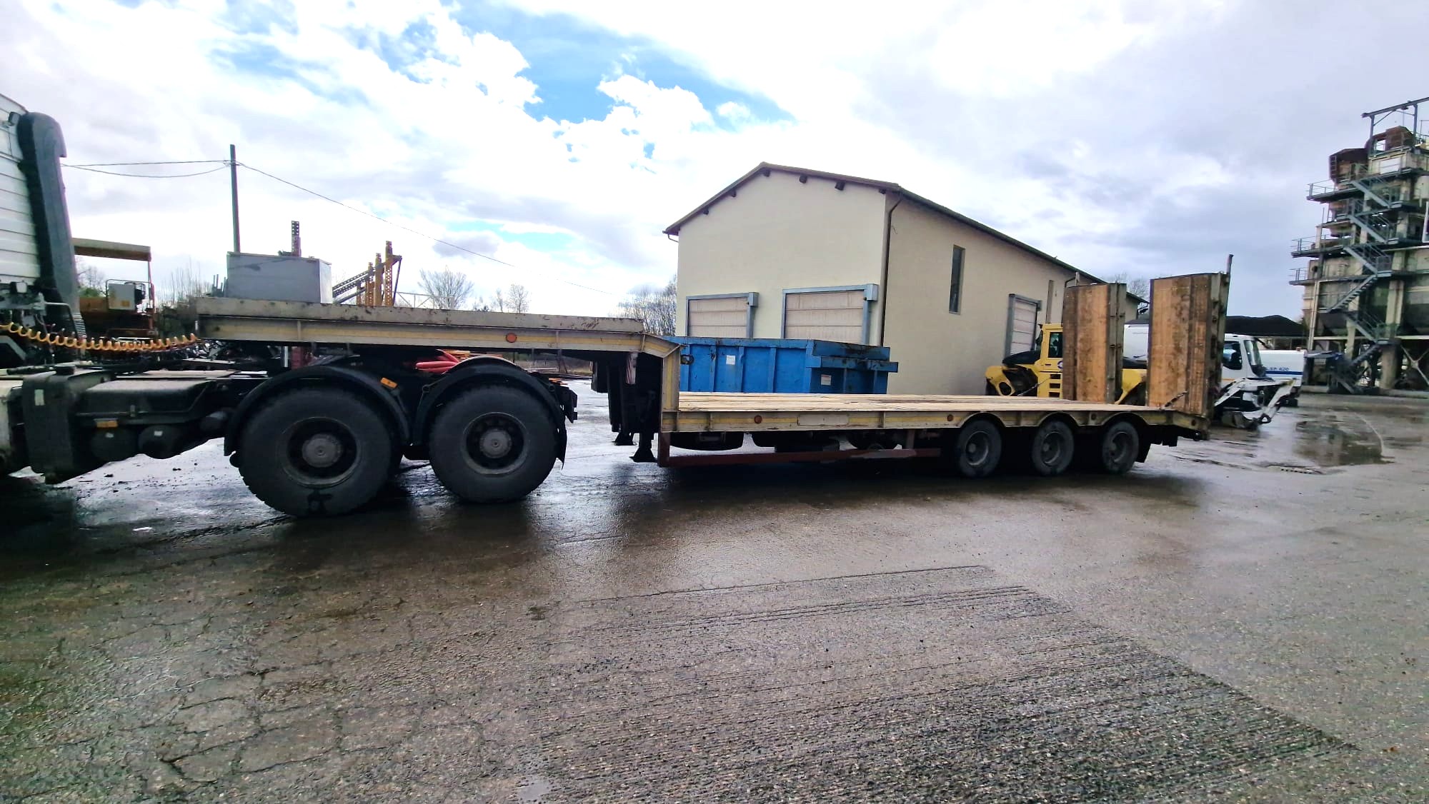 Bertoja mezzo d’opera rampe idrauliche semirimorchio carrellone 3 assi