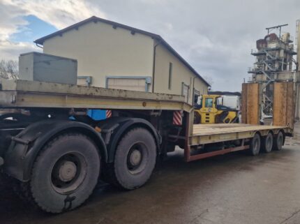 Bertoja mezzo d’opera rampe idrauliche semirimorchio carrellone 3 assi