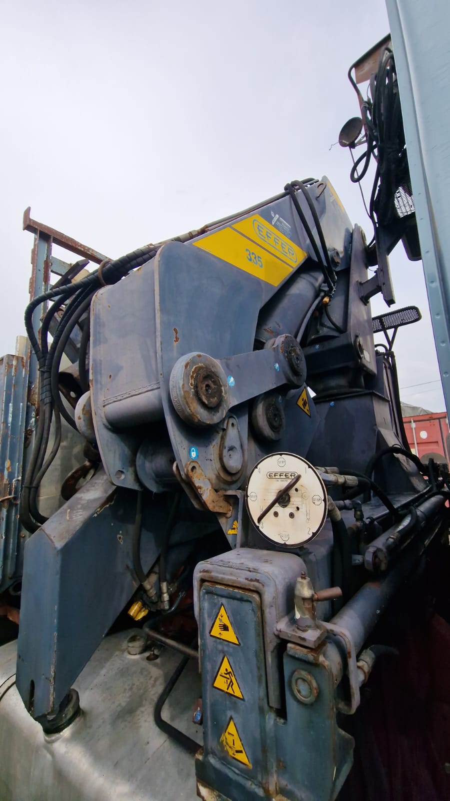 Iveco Eurostar 240E47 con gru EFFER 22 mt